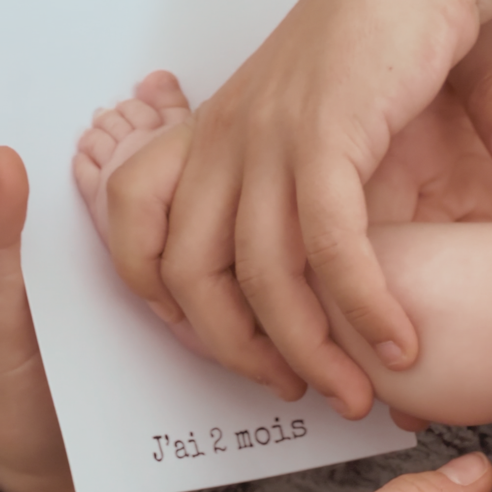 Prise d’empreinte : on presse doucement le pied de bébé sur la carte