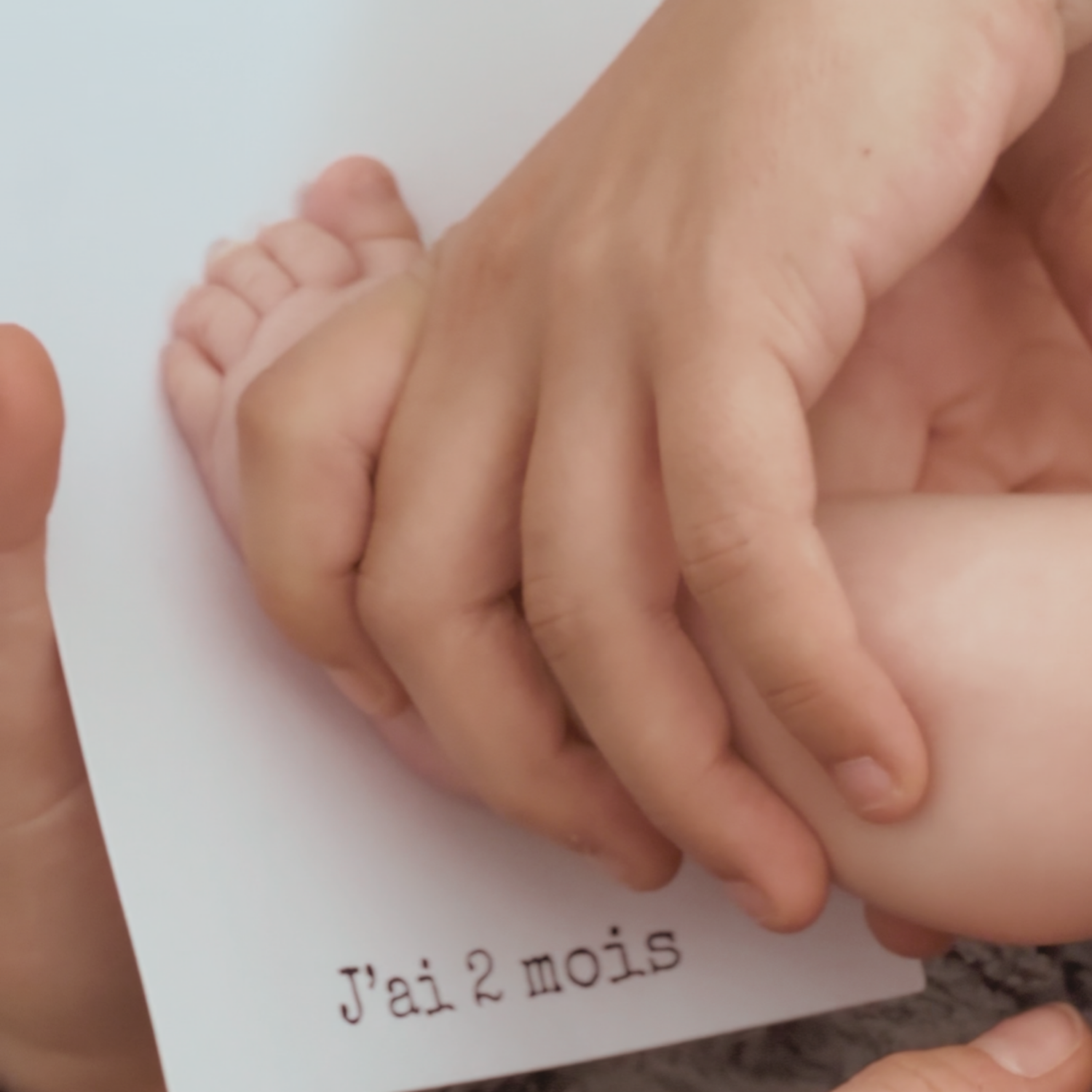 Prise d’empreinte du pied de bébé sur une carte souvenir, sans encre