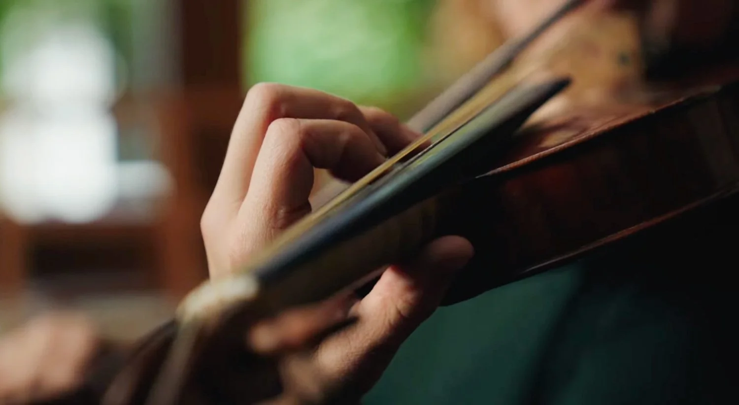 Mindful practice for the modern violinist – left-hand detail on the violin