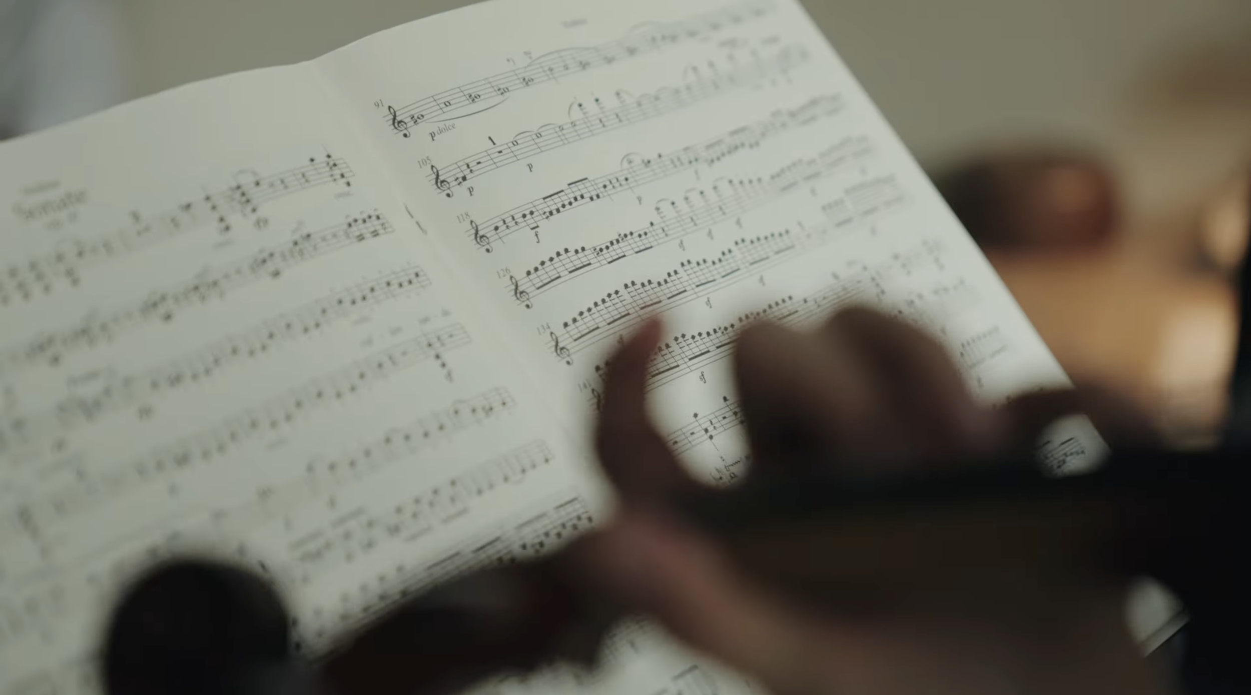 Modern violinist reading a Baroque score with historically informed awareness – bringing HIP thinking to modern playing