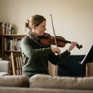 Sarah Elisabeth T., returning adult violin player from Zionsville, testimonial for online violin lessons with Léna Ruisz