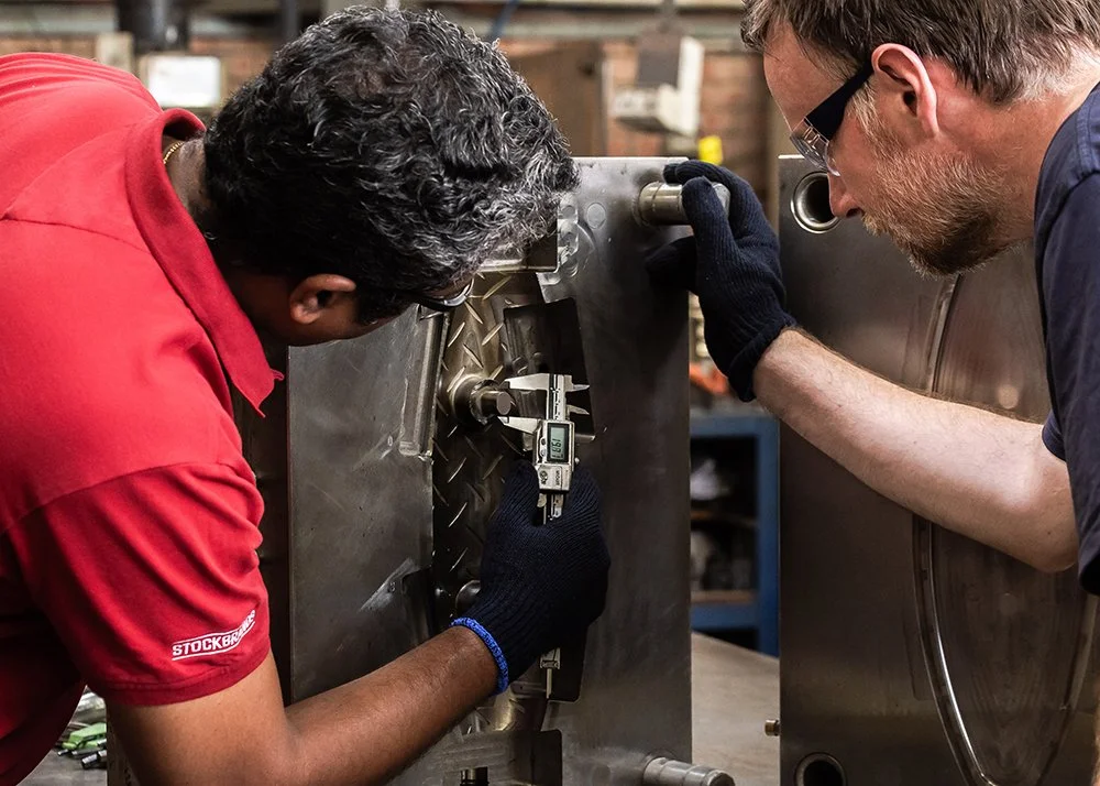 Two 4N employees working together