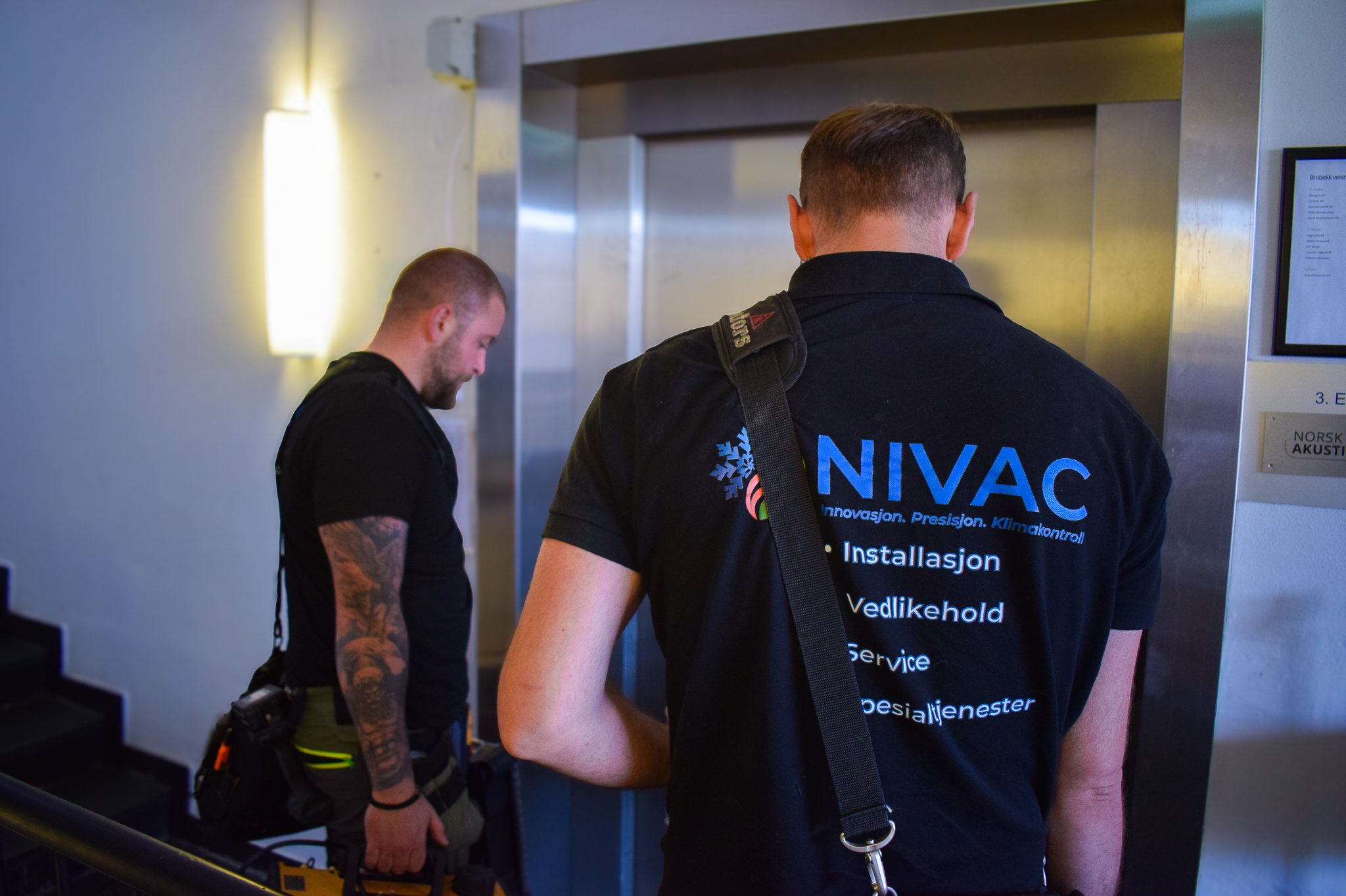 NIVAC tekniker kontrollerer kjøleanlegg etter sommerdrift