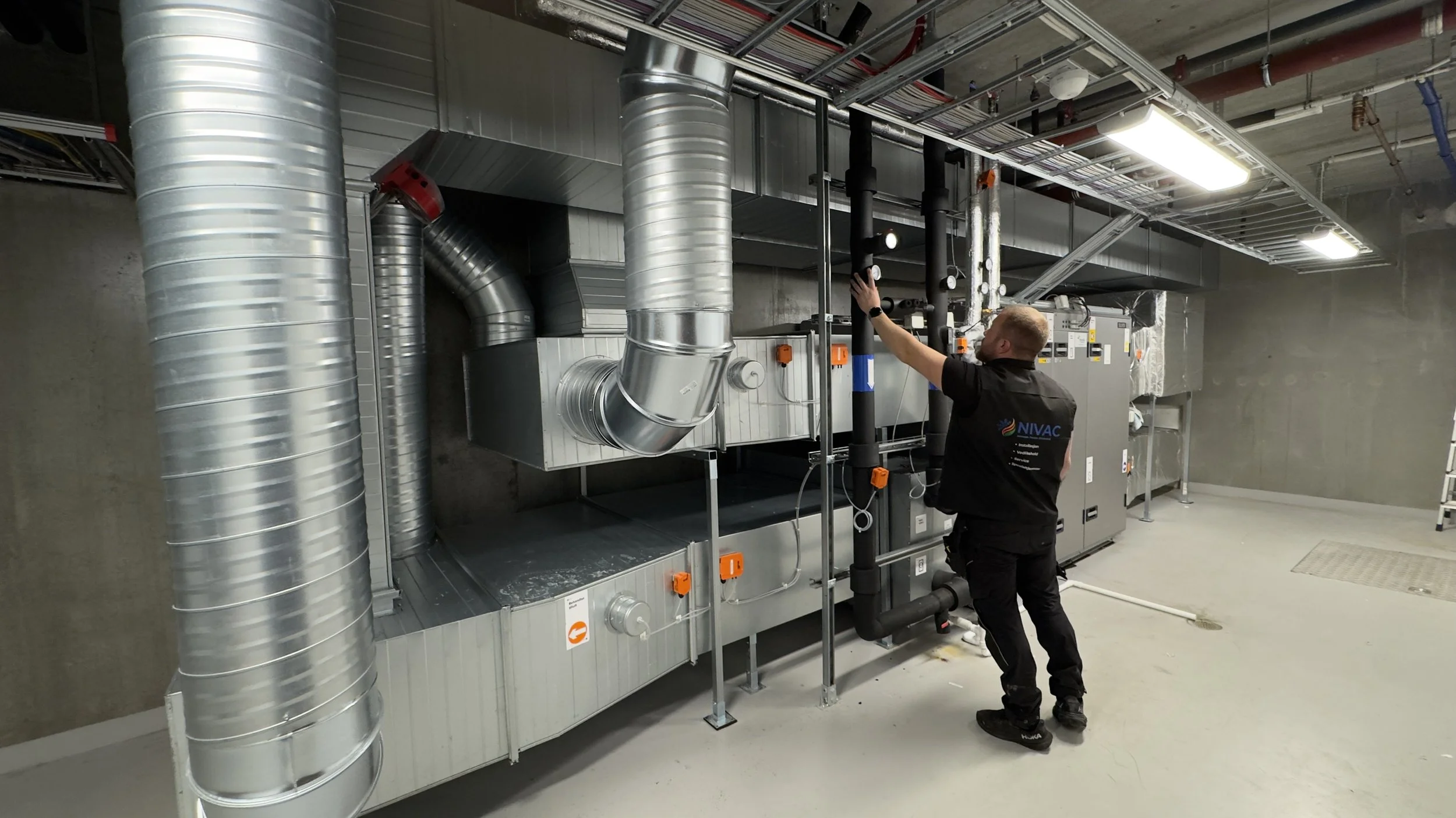 NIVAC tekniker kontrollerer ventilasjon og teknisk anlegg i teknisk rom