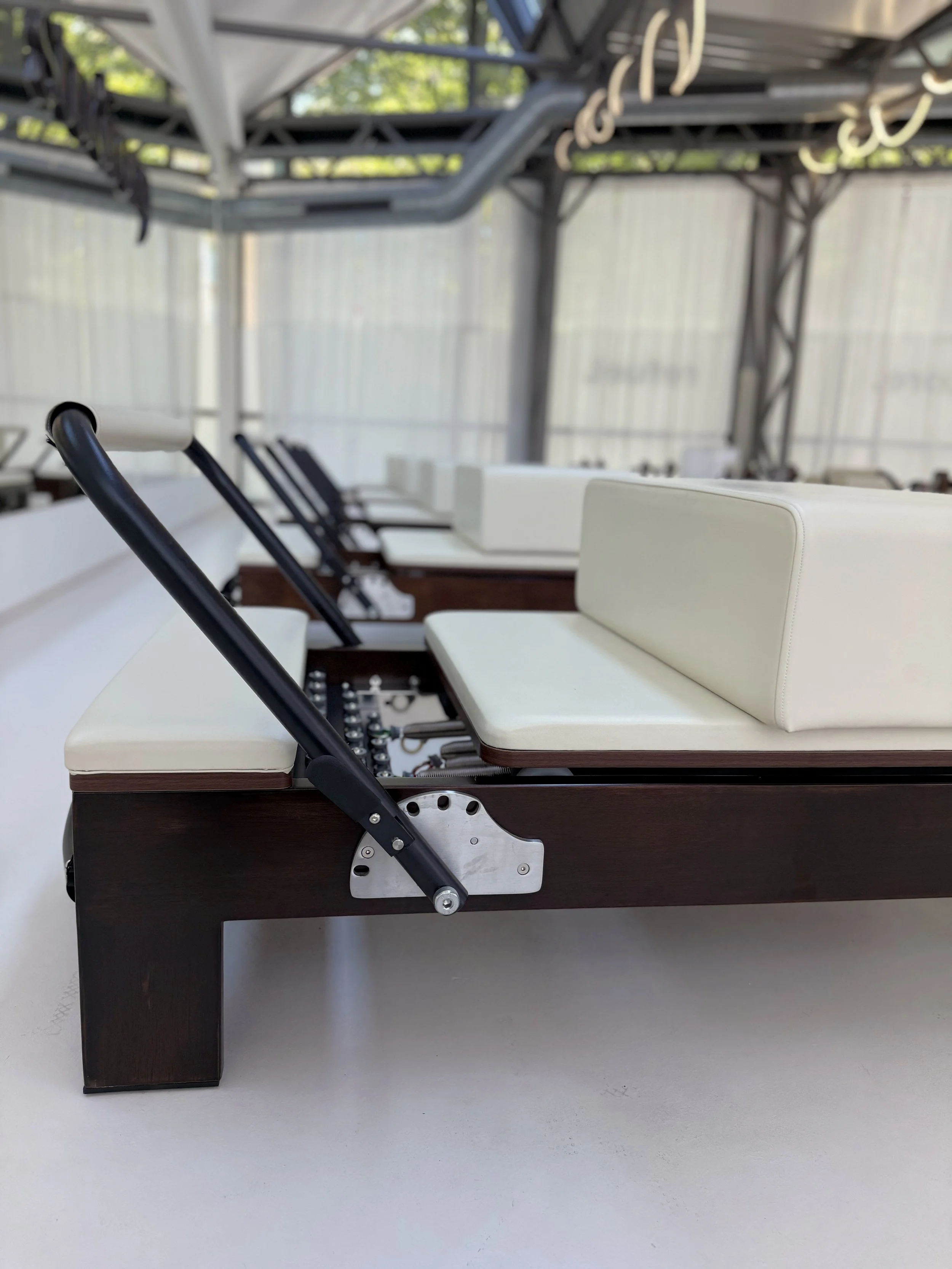 Reihe von Pilates-Reformern im Trainingsraum von studio19