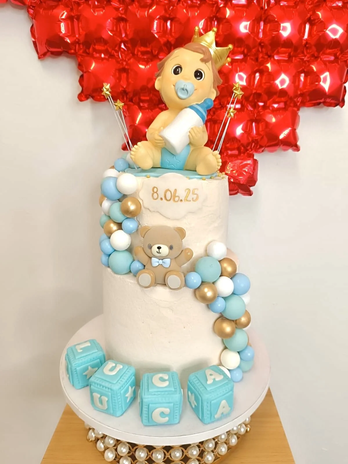 Tarta de bautizo personalizada en Valencia — diseño elegante con detalles en blanco y dorado — Pastelería La Merced