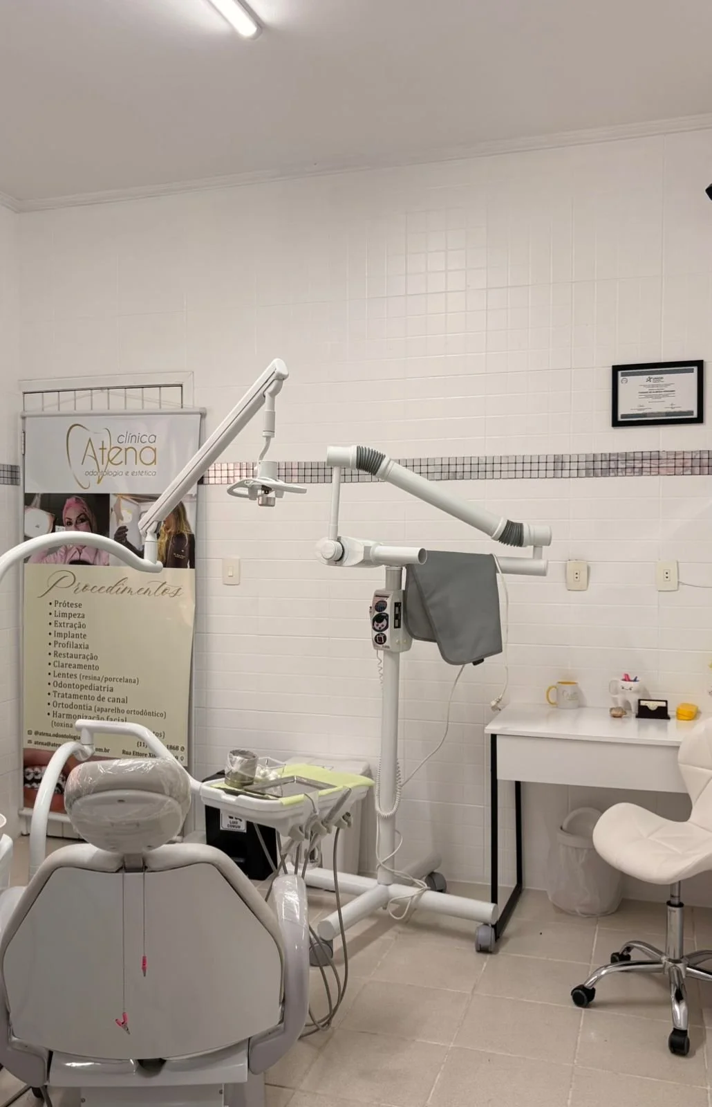 Sala de cirurgia e implante dentário da Clínica Atena na Vila Prudente, São Paulo