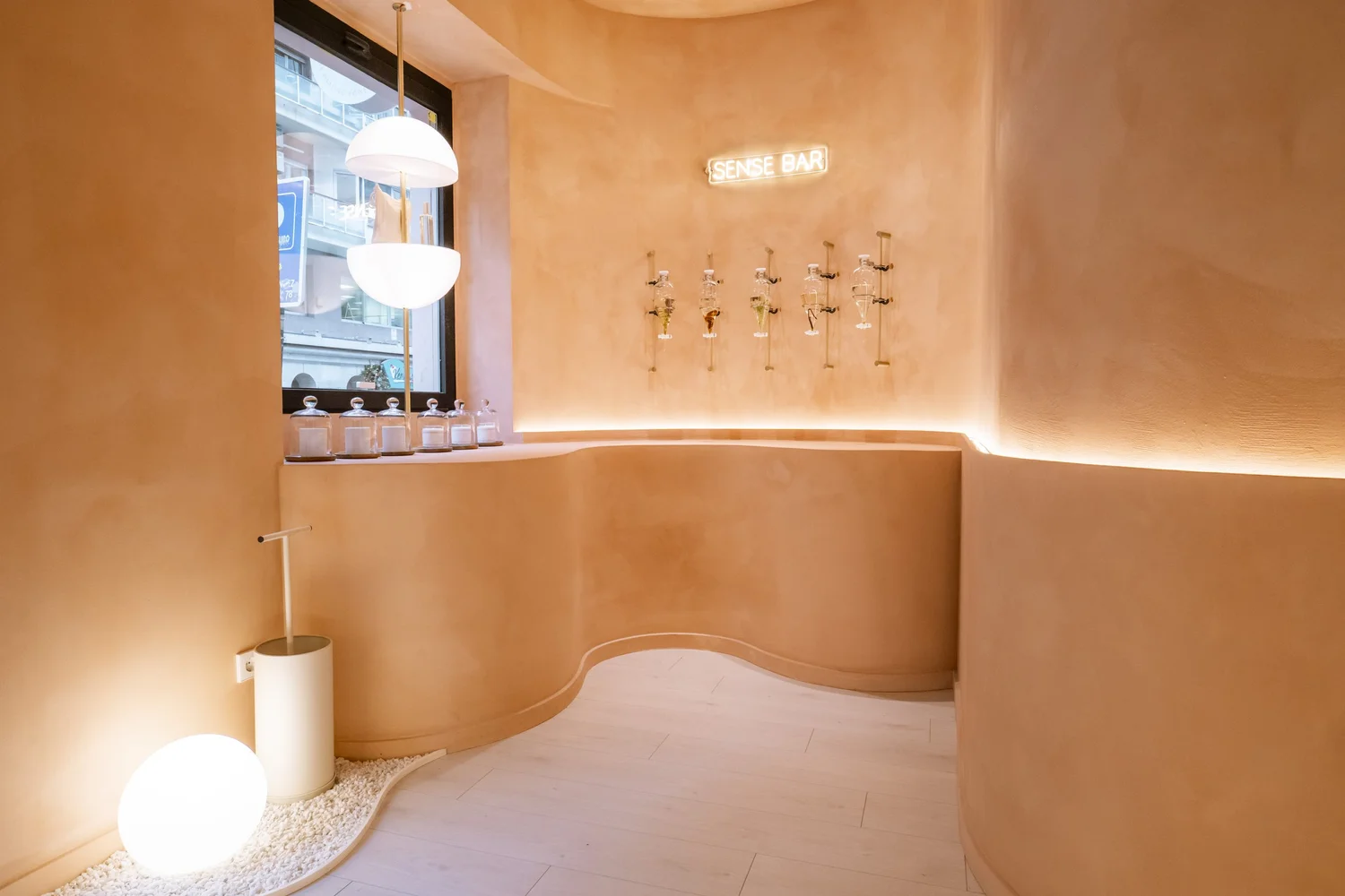 Sense Bar de LUM Madrid, con aceites y aromas.