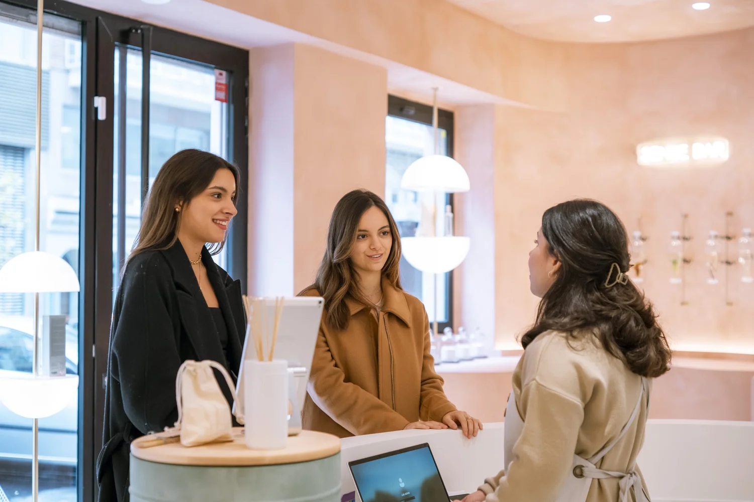 Bienvenida en la recepción de LUM Madrid.