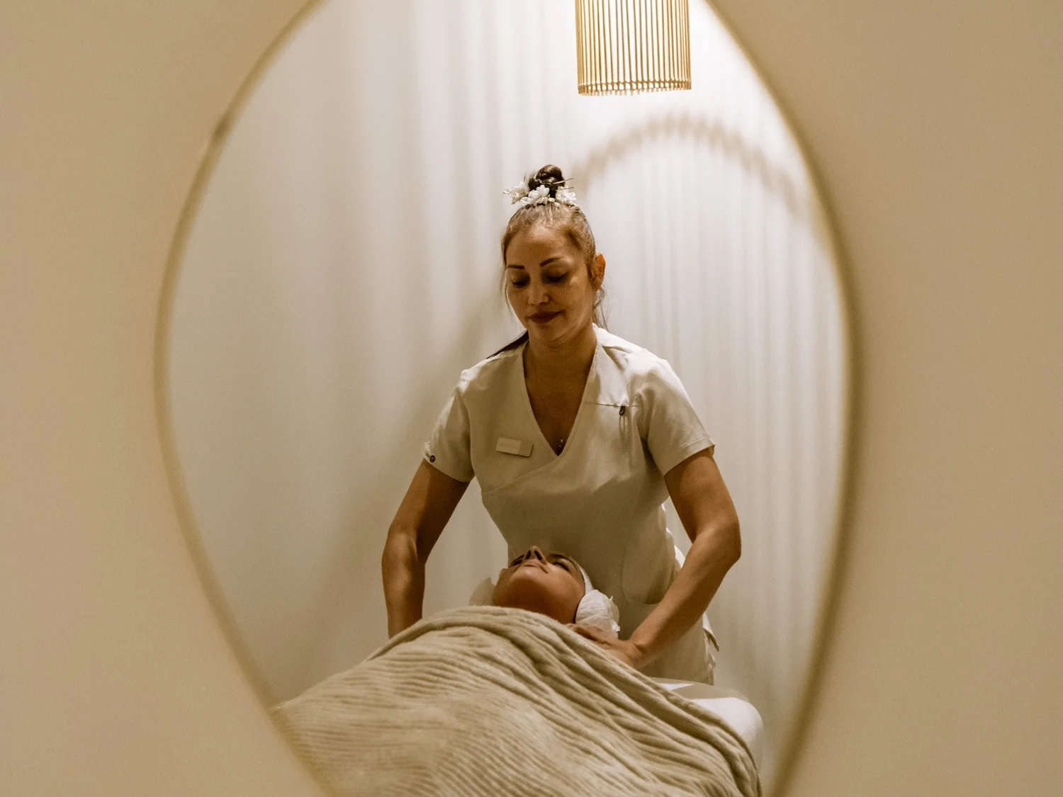 Sesión de masaje en una cabina de LUM Madrid