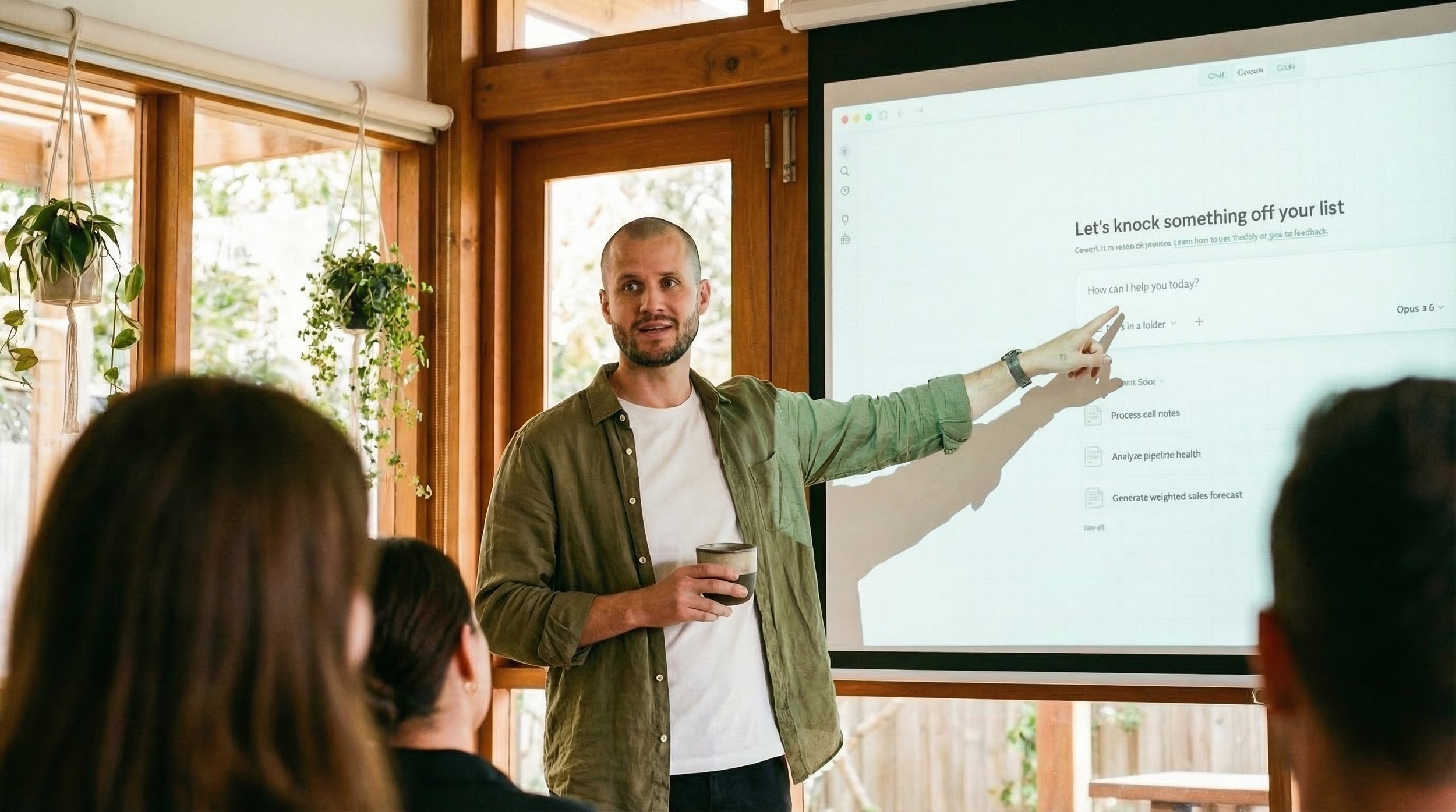 Ed geeft een AI-training en wijst naar het scherm