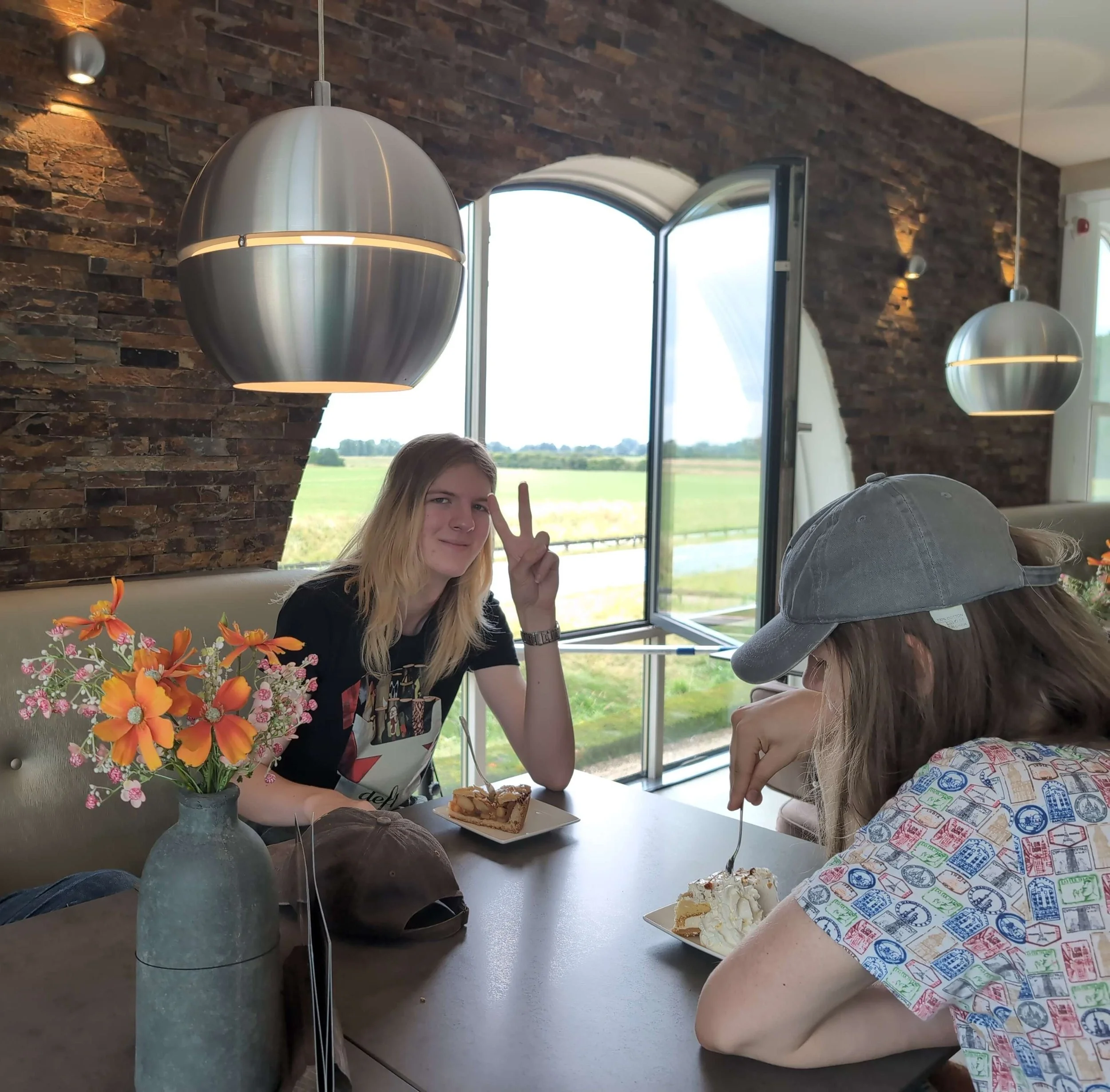 Jongeren van de Ponderosa samen aan tafel tijdens een uitje