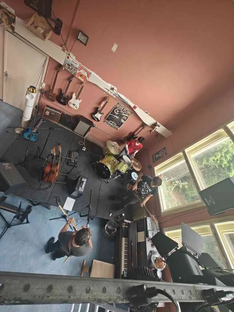 Jongeren maken samen muziek in de muziekruimte van de Ponderosa, van bovenaf gezien