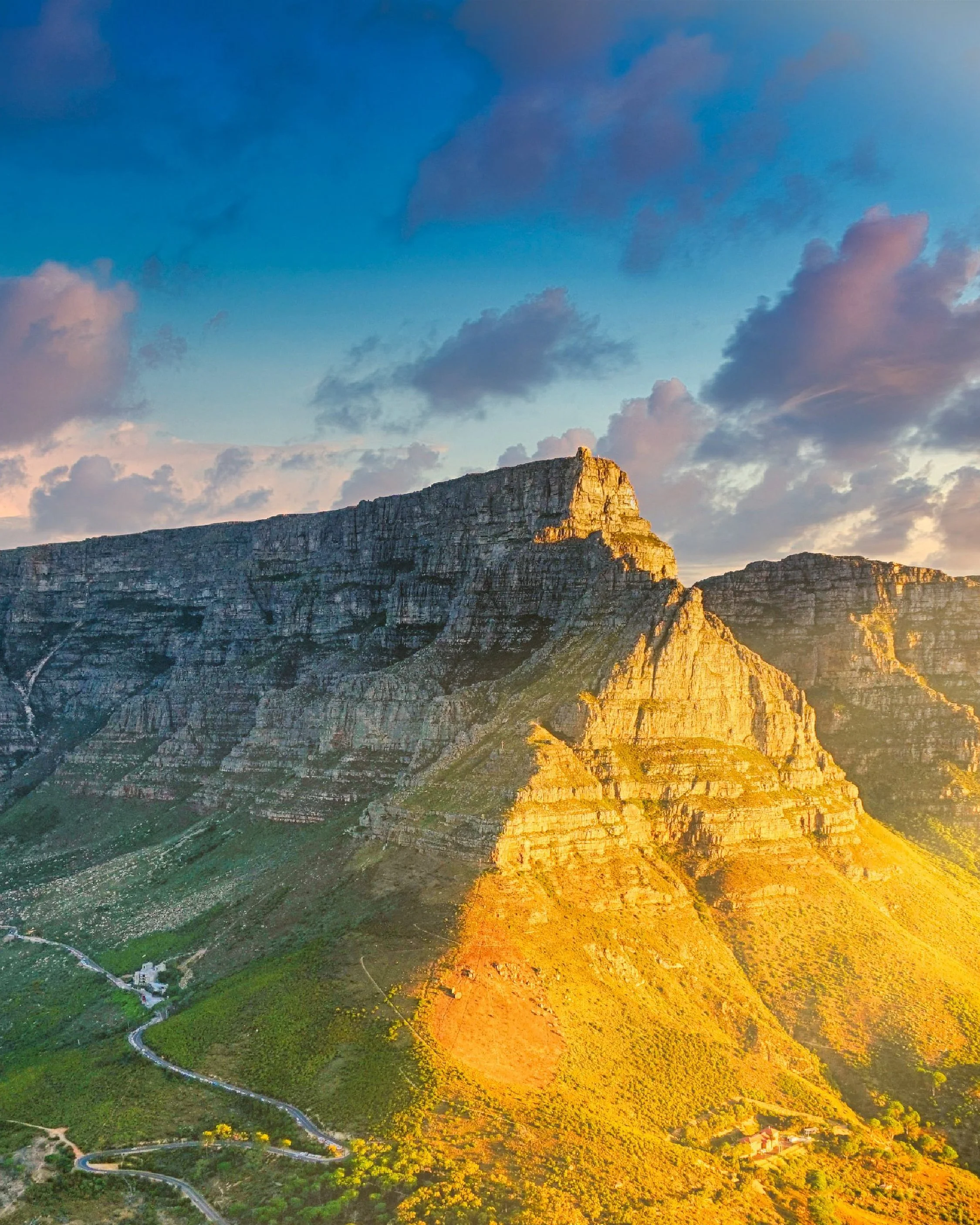 Table Mountain illuminata dalla luce del tardo pomeriggio