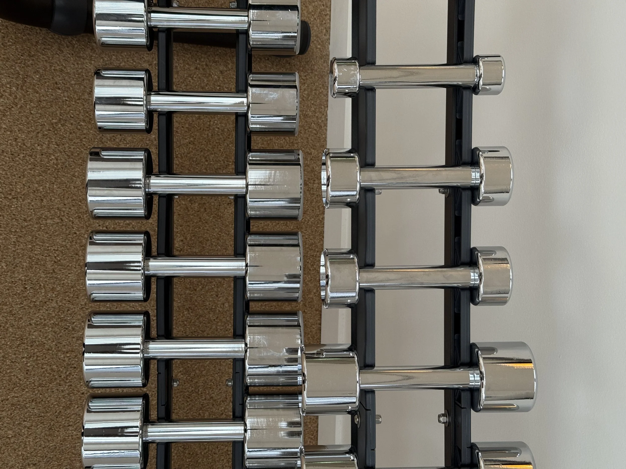 Brand book définissant l’univers, le positionnement et les fondations de l’identité de marque