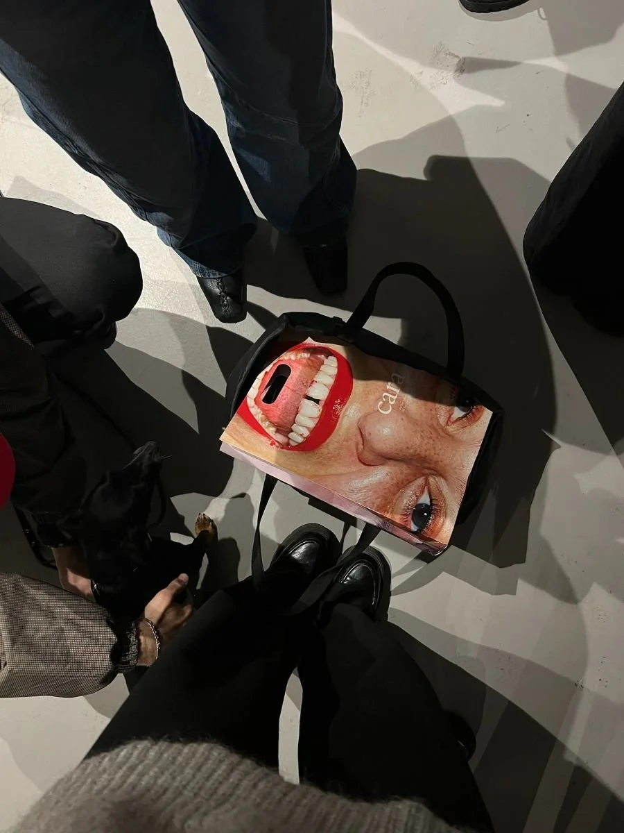 Présence de marque cohérente sur les supports digitaux et physiques, orchestrée par une agence de stratégie de communication