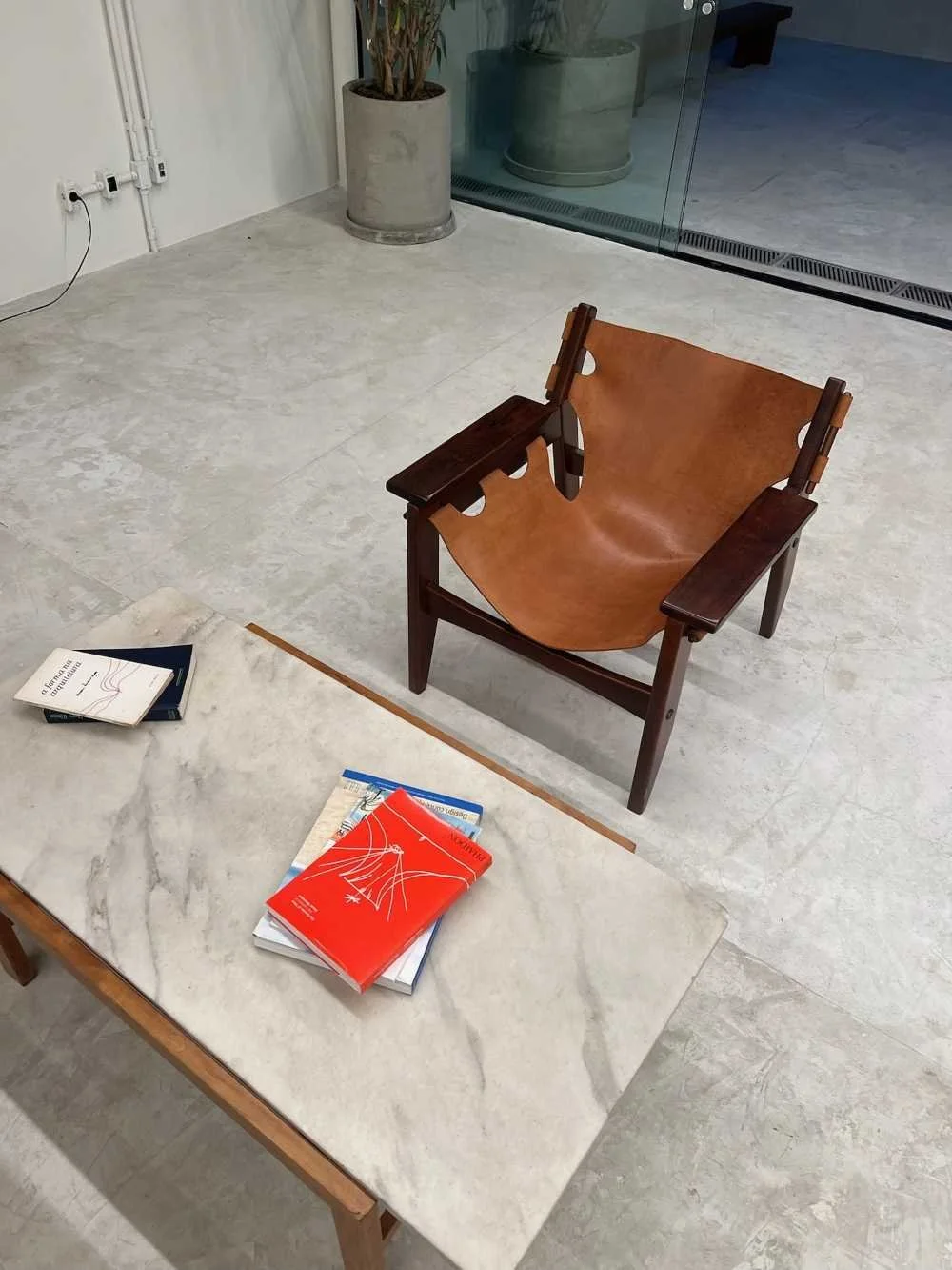 Construction de l’image de marque par une agence de communication à Paris, mêlant identité visuelle et direction artistique