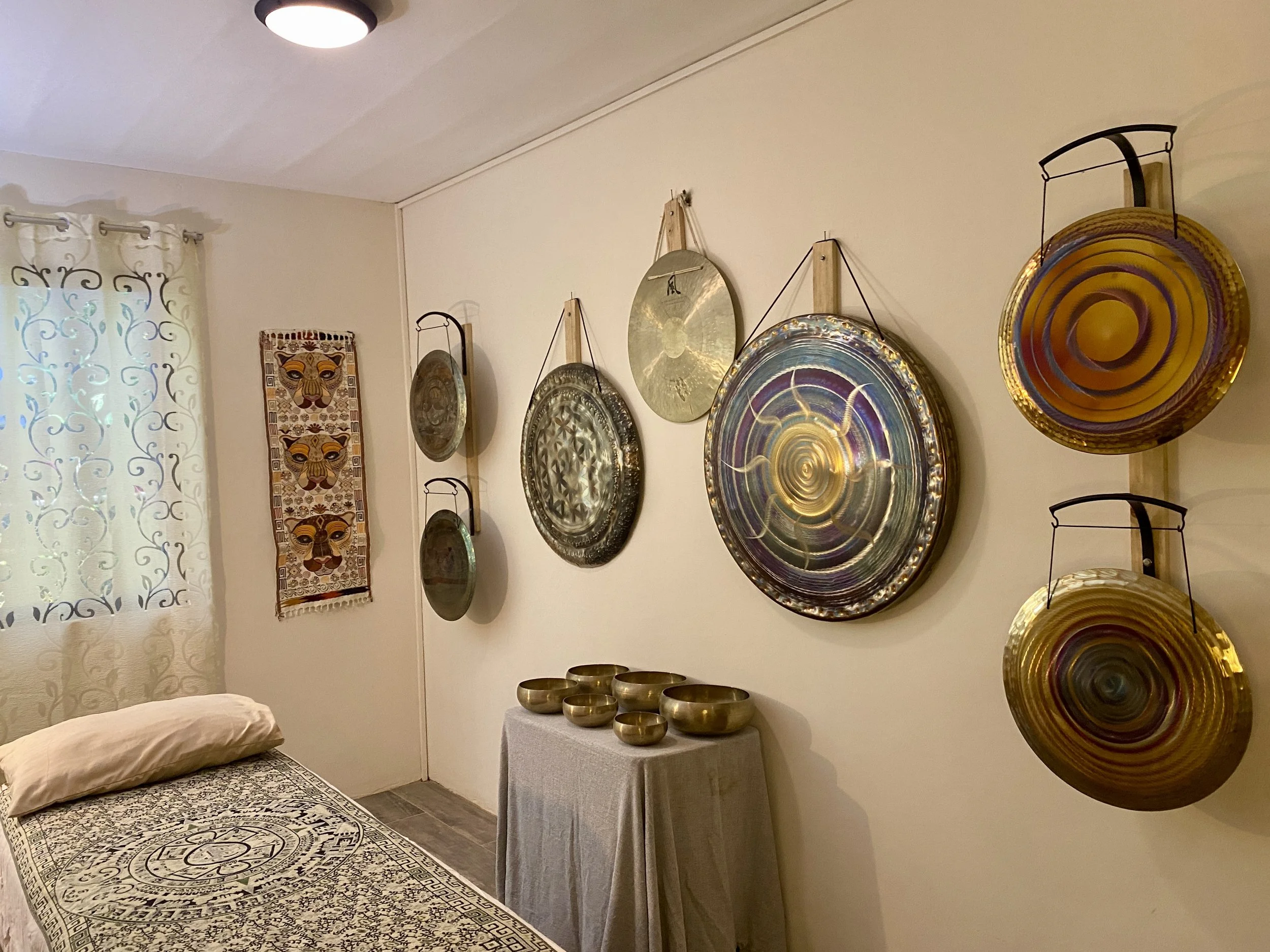 Gongs and singing bowls in the beachfront Evolución Sonora sound studio