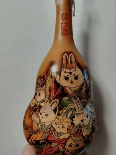 A long-necked gourd burned with a group of rabbits