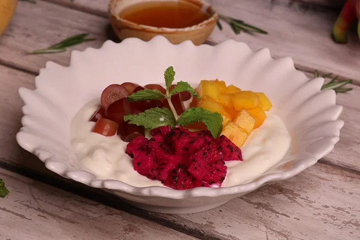 Greek Yoghurt & Seasonal Fruit (v)