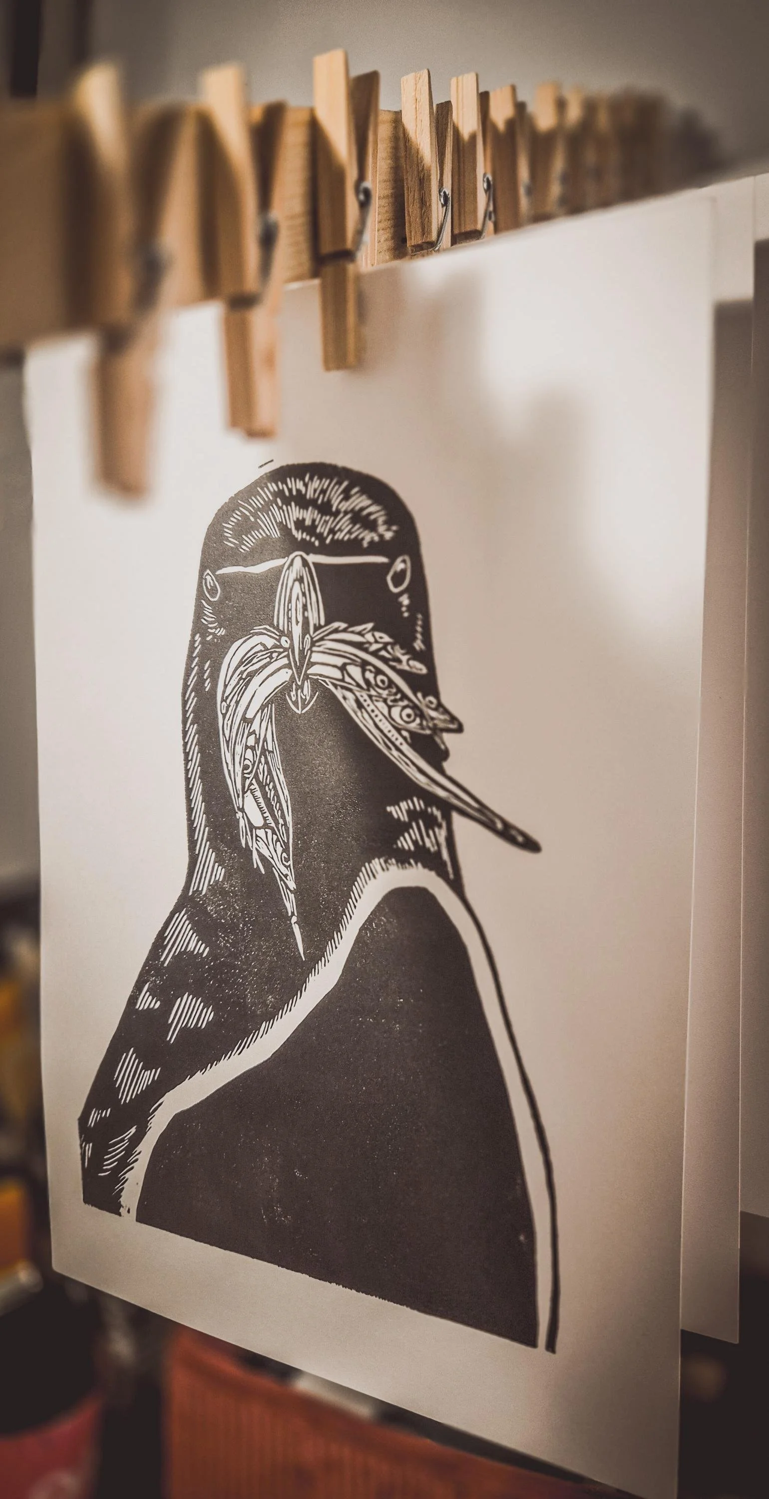 Estampes suspendues en train de sécher