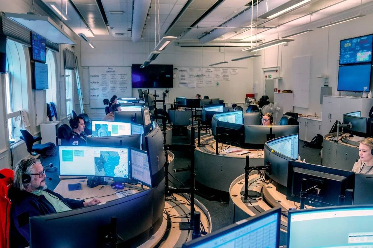 Nødsentral med buede operatørplasser for koordinering og kommunikasjon