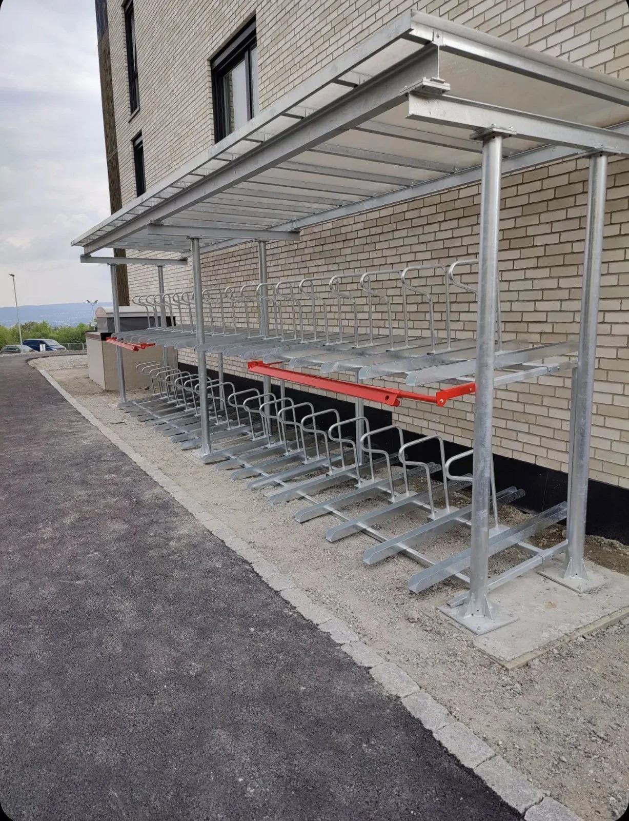 SR Bakås langs fasade med sykkelparkering i to etasjer
