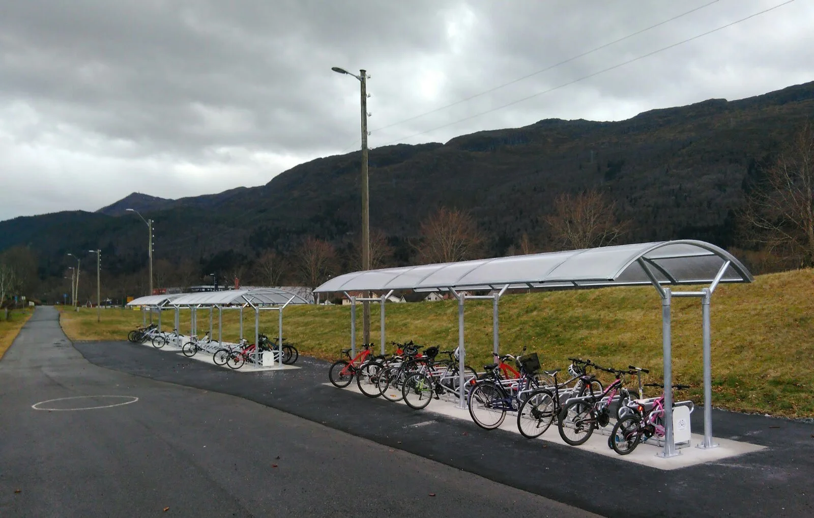 SR280 sykkeltak med galvanisert overflate og parkerte sykler