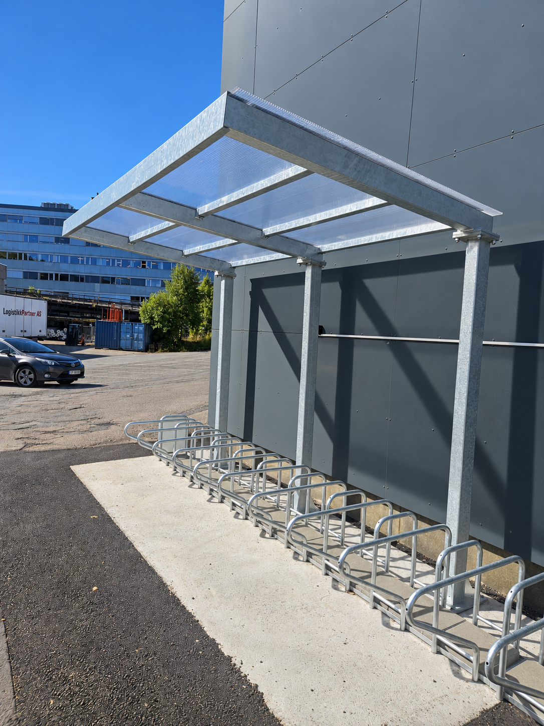 Galvanisert SR Bakås langs fasade med sykkelstativ på ett nivå