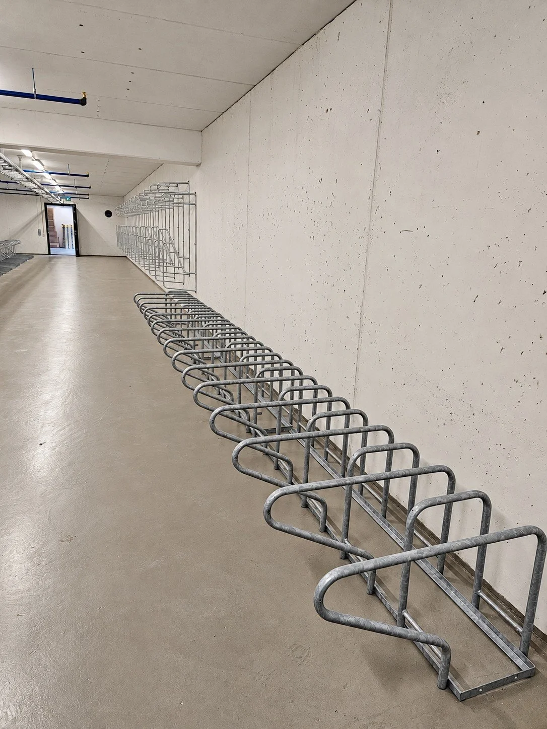 Rekke med SR Ensidig sykkelstativ i innendørs sykkelrom