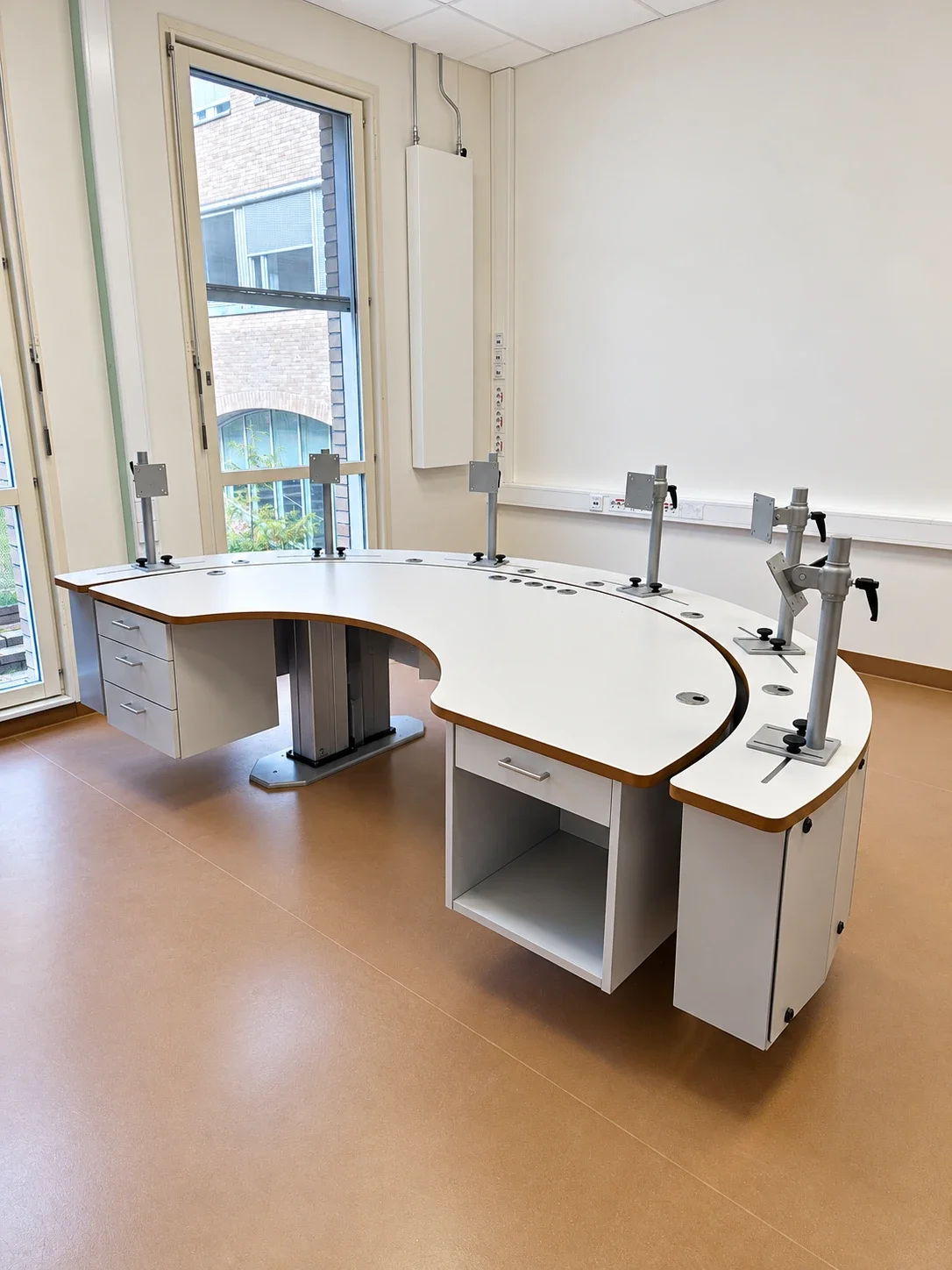 Cockpit med oppbevaring og separat skjermhylle