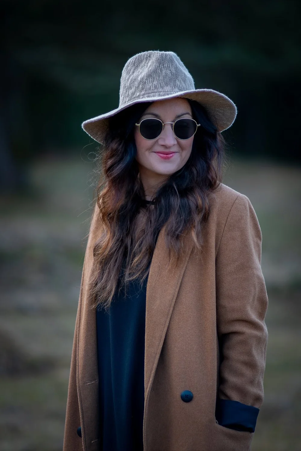 Frau mit Hut und Sonnenbrille