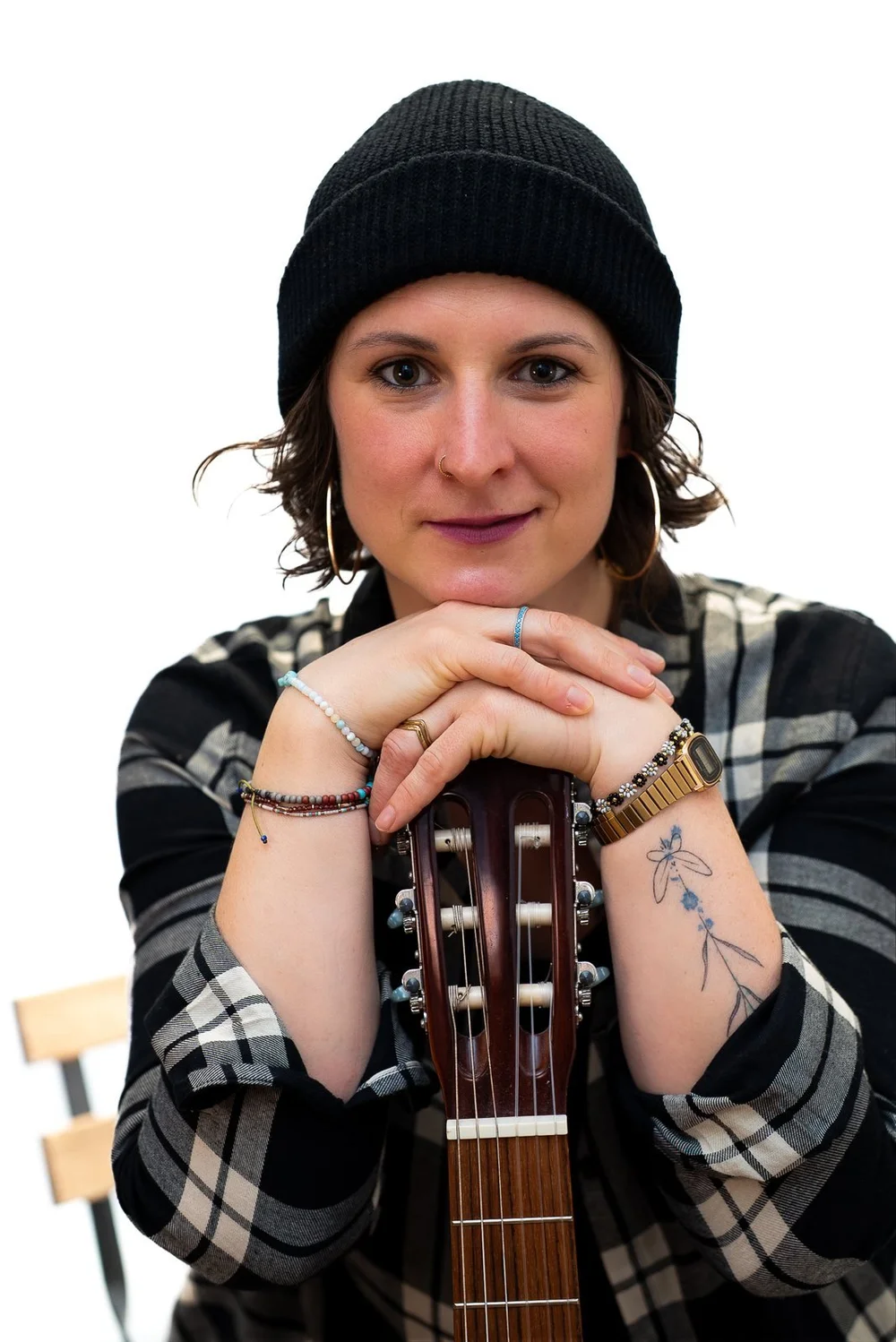 Musikerin mit Beanie und Gitarre