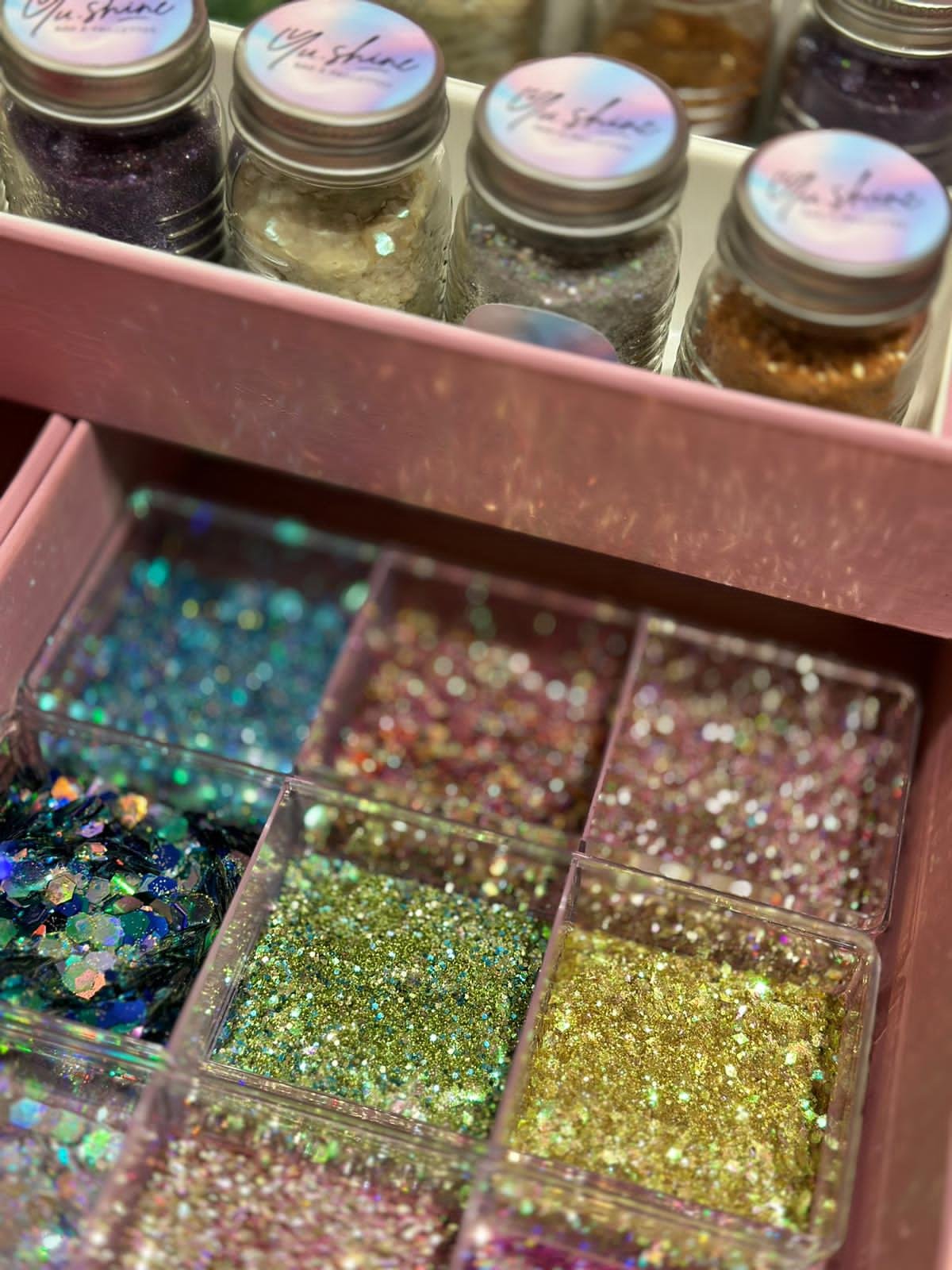 Les couleurs et les pots de paillettes du stand