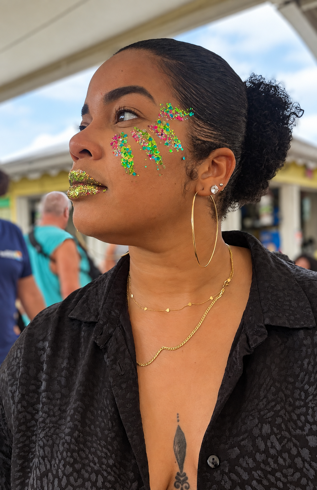 Maquillage pailleté coloré pendant une animation