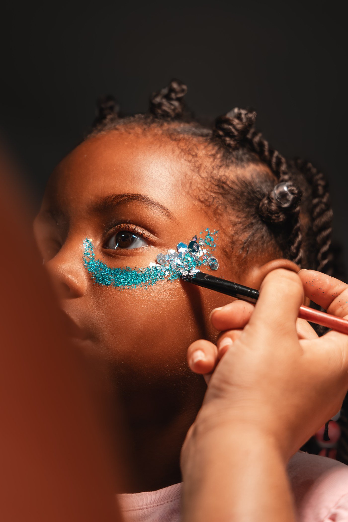 Le geste du maquillage pailleté — shooting yushine