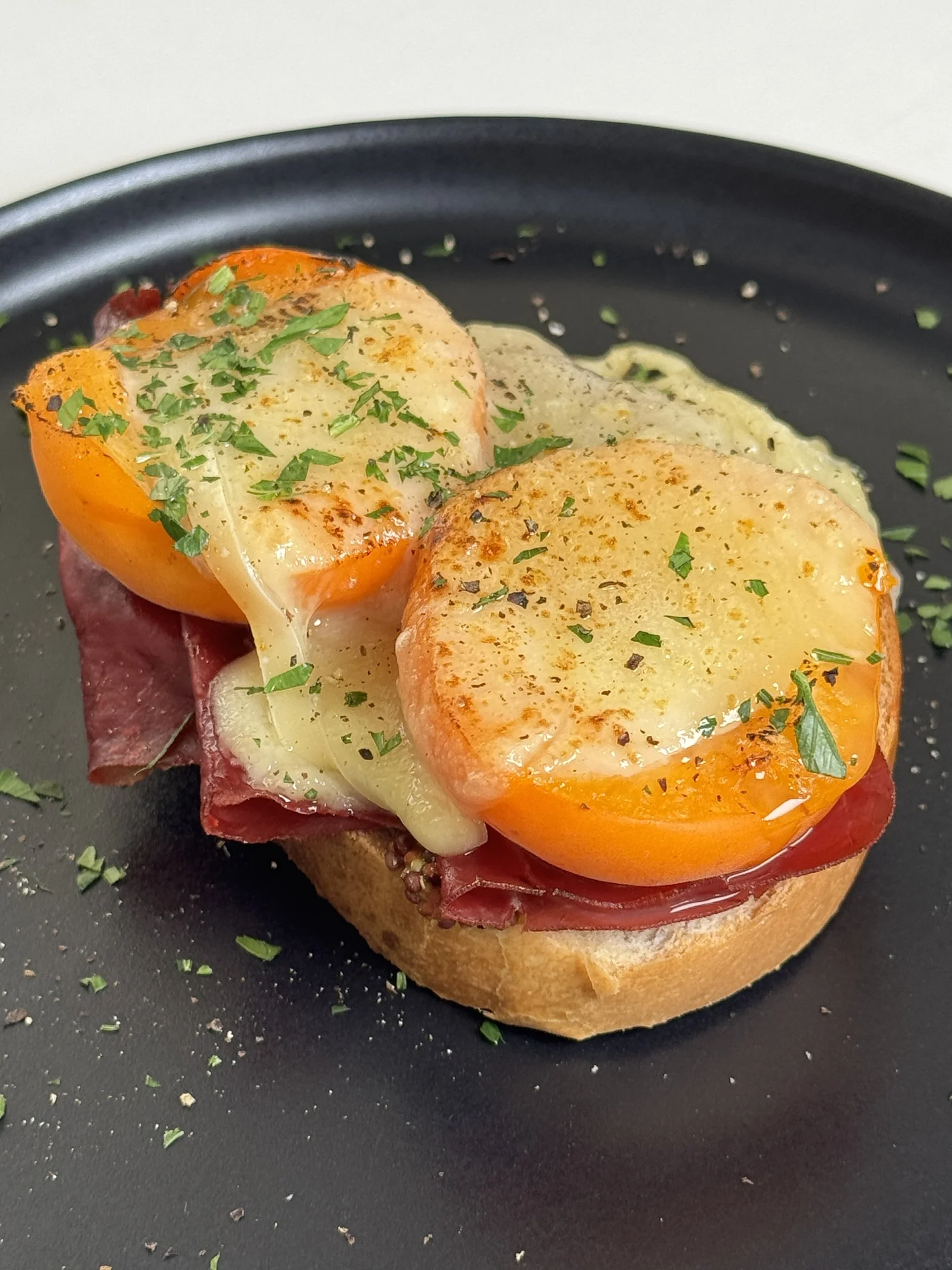 Wallis Wegge: Zopf with Bündnerfleisch, apricot and raclette