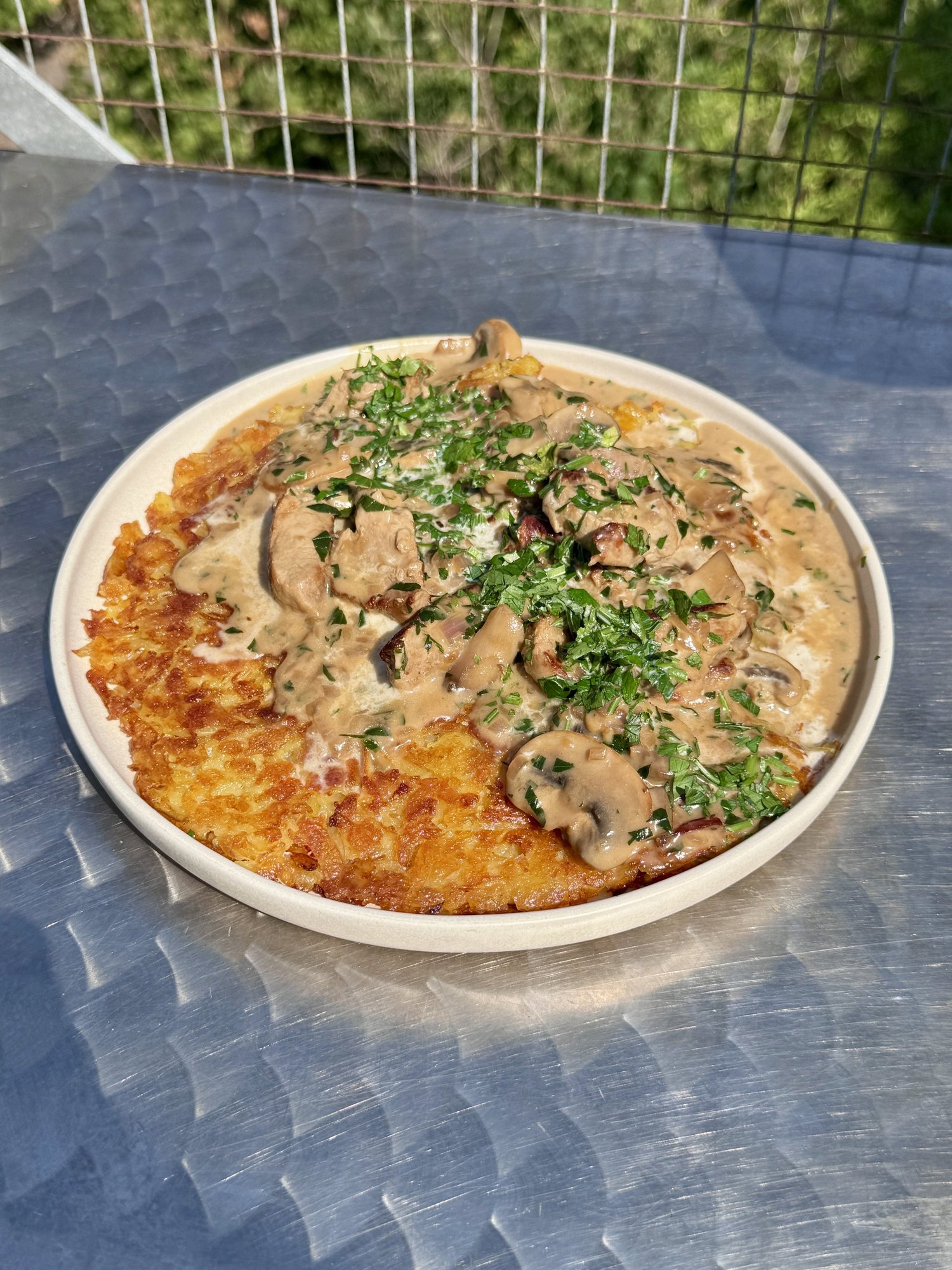Zürcher Geschnetzeltes on a plate