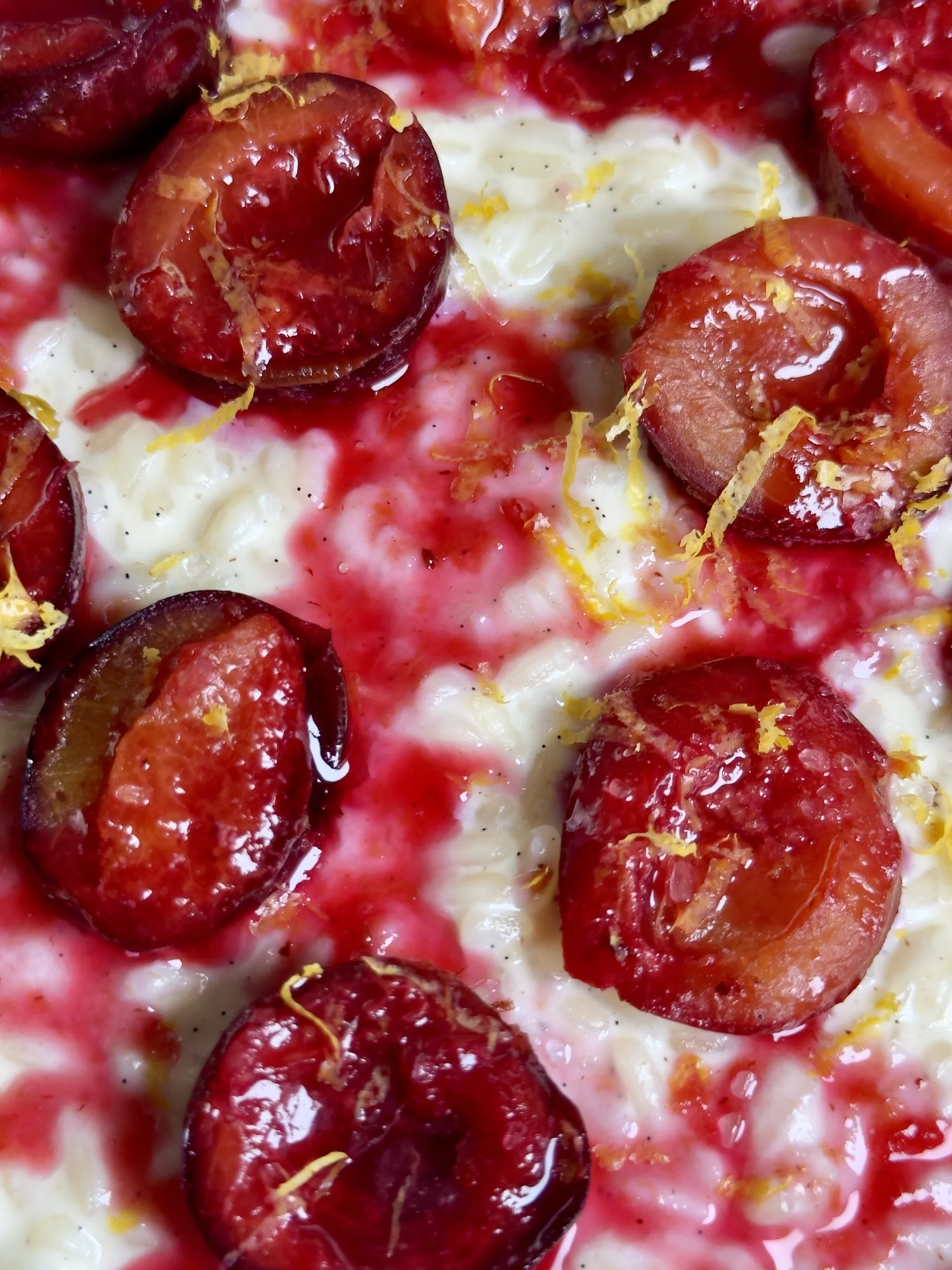 Plum compote on Milchreis, close-up