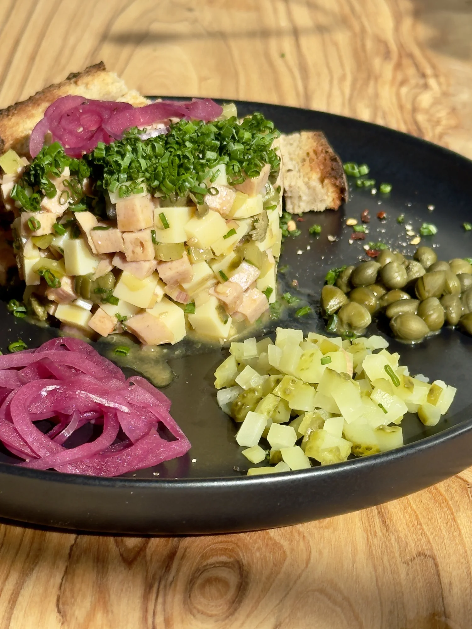 Wurst-Käse Tartare from the side