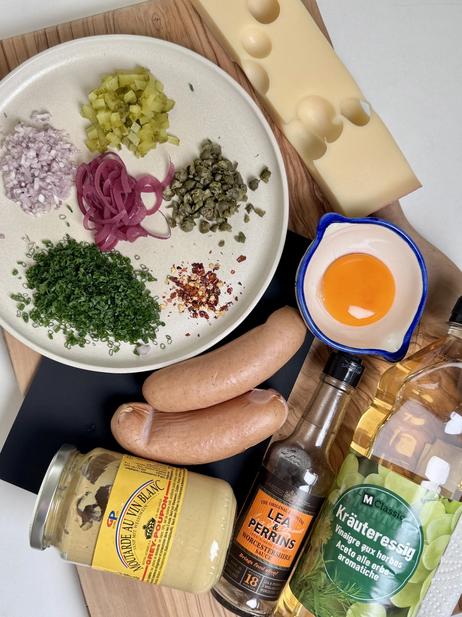 Ingredients: Cervelat, Emmentaler, egg yolk, cornichons, capers, chives
