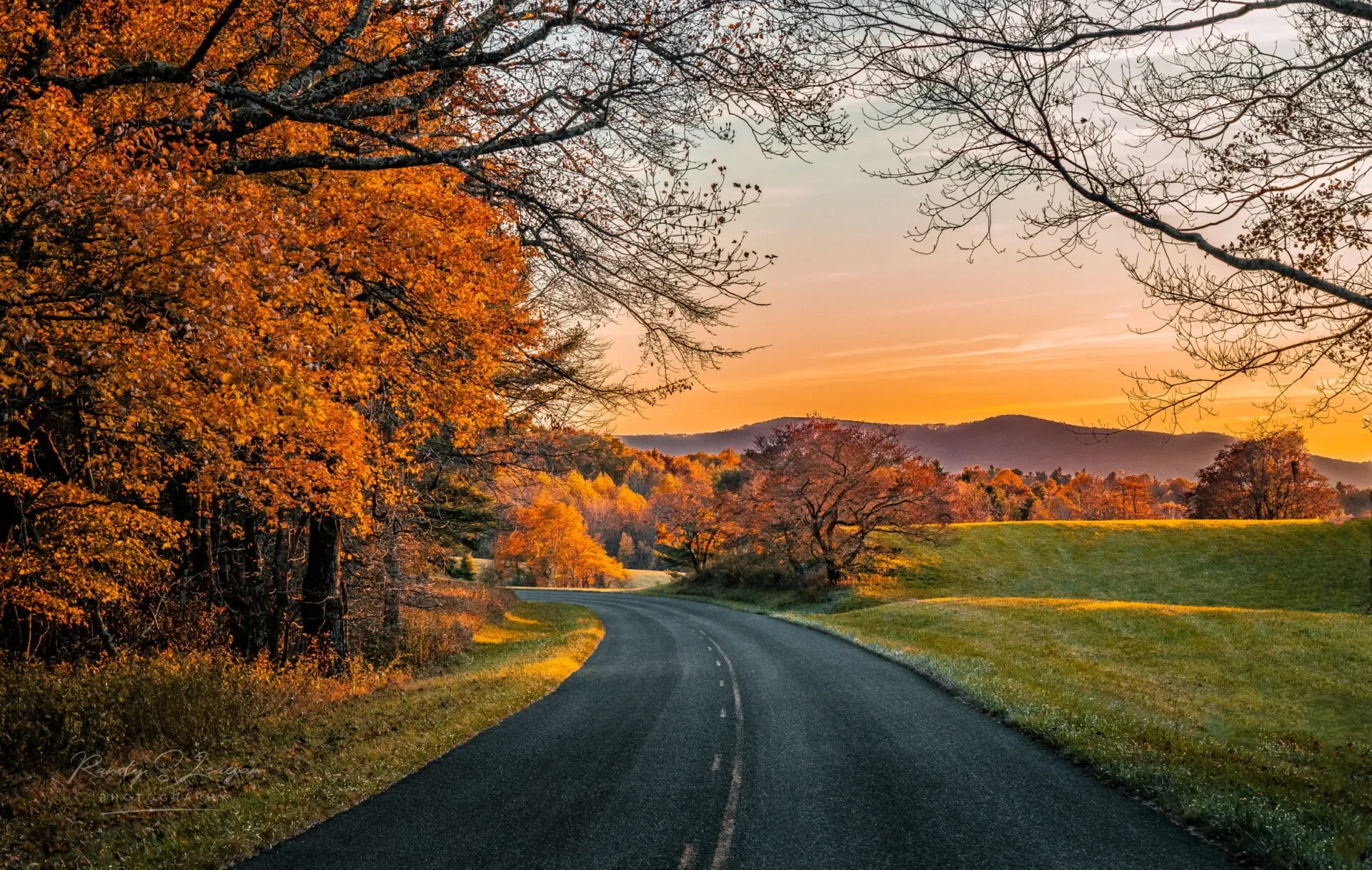 Slow-paced, winding mountain roads with breathtaking overlooks on the Blue Ridge Parkway, easily accessible from the Riverdaze retreat.