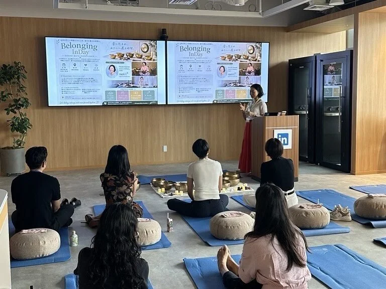 LinkedIn Japanの社内イベントで、シンギングボウルを奏でるアラマキ ナナコ