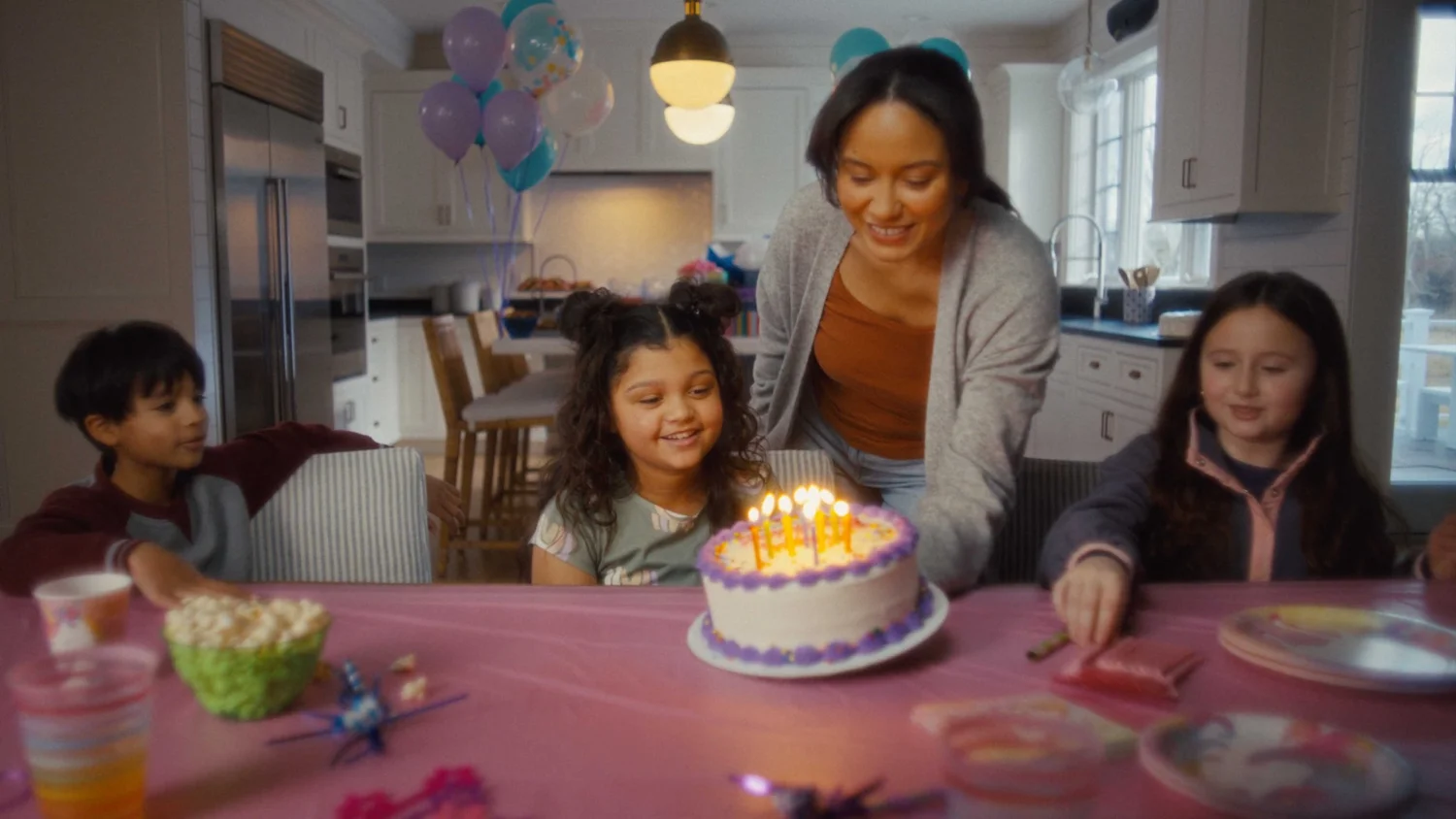 Dynatrace “No Worries” commercial video campaign a woman serves cake at a kids birthday party