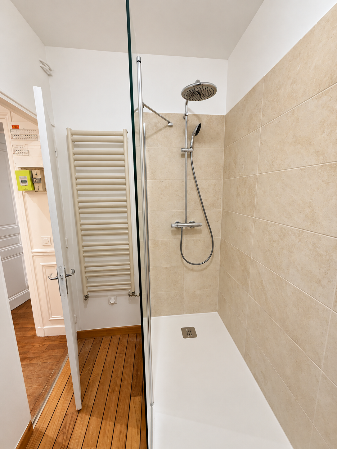 Douche vitrée et carrelage — rénovation de salle de bain Bridaine à Paris 17e