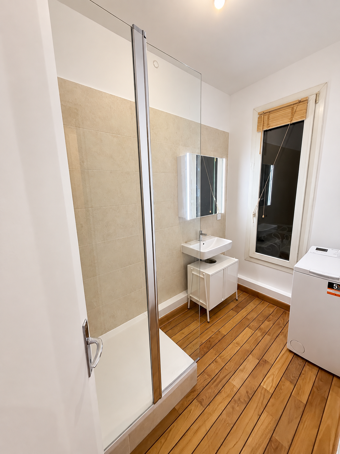 Salle de bain Bridaine à Paris 17e avec parquet en teck pont de bateau — MOXIA