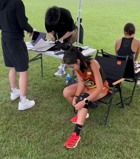 Runner fitting a TracME knee device at Distance Seoul Race