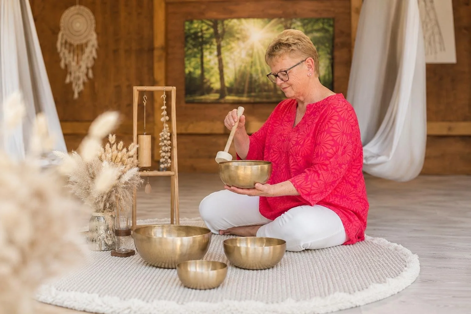 Klangreise in einem Raum mit Yogatüchern