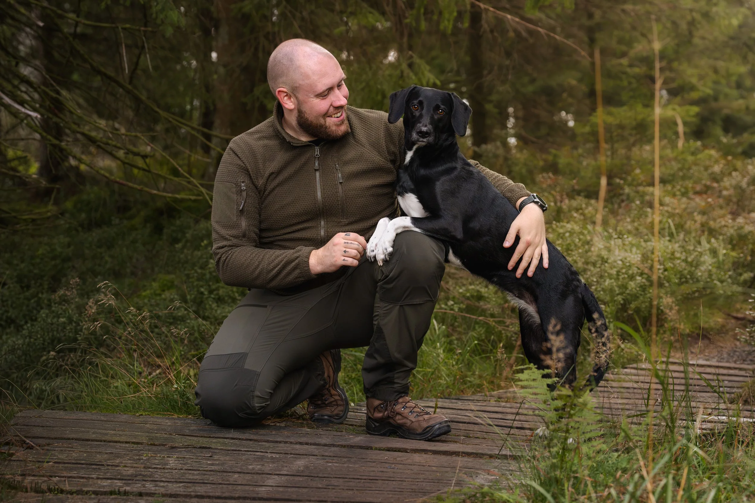 Mensch und Hund unterwegs beim Pfotenpfad