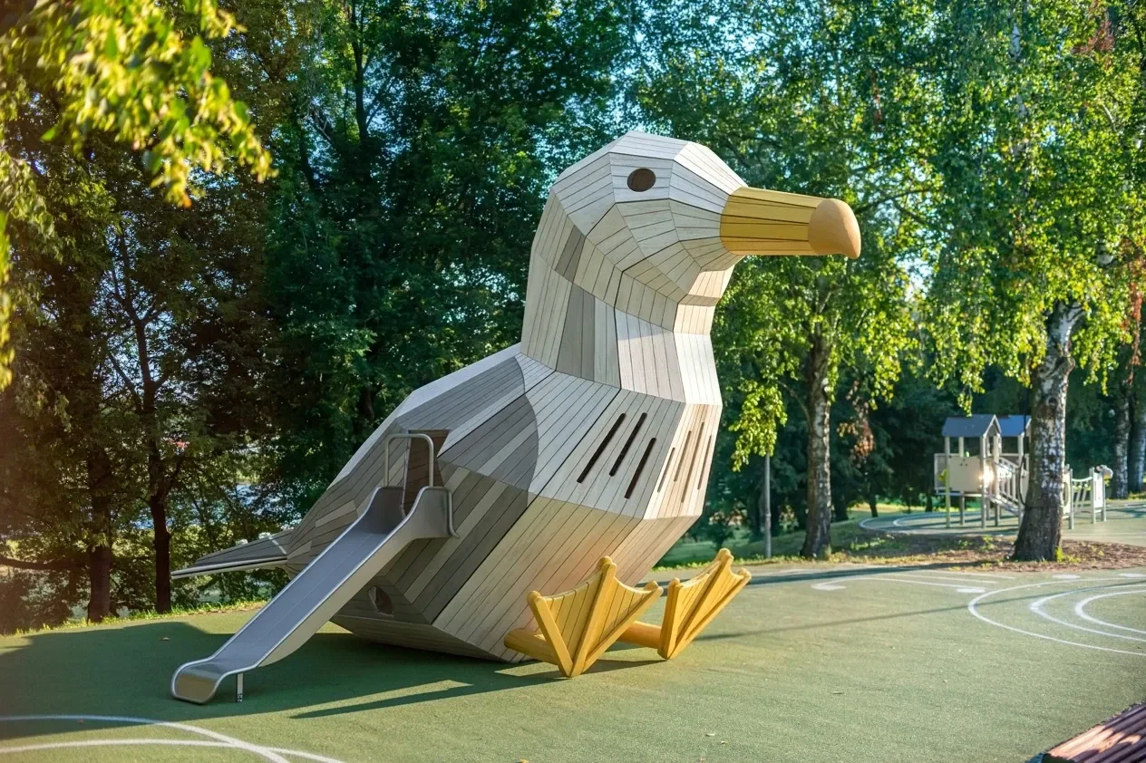 Medinė žaidimų skulptūra — miško grybų šeimynėlė